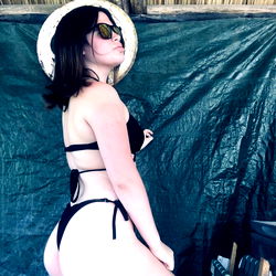 Aldu, onlyfans model in bikini posing on beach