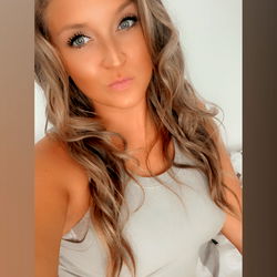 OnlyFans Model SaraSummers Posing for a Photo