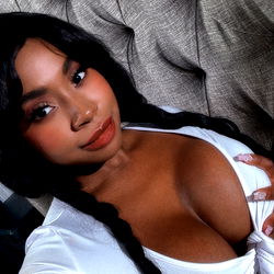 Amari Anne - OnlyFans Model in Fashionable Look