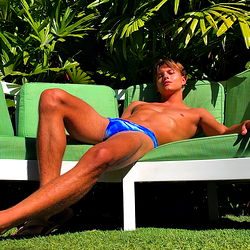 Arty Party in Poolside Chill