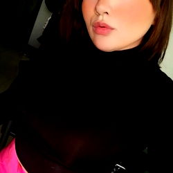 Hanna Castillo, a young and vibrant model on Instagram