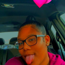 Model Paigey Waigey in Vehicle