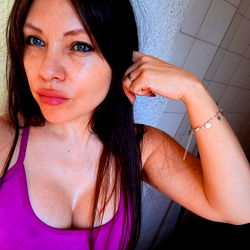 Cameron model pose for camera with hand on hip