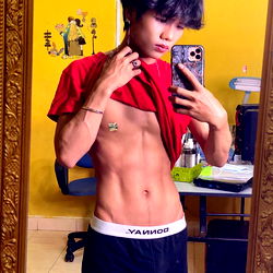 Viral Shoot: Ai Ren Flaunts Abs