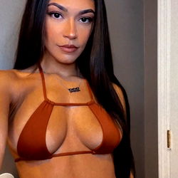 Onlyfans Model Ayshia Poses for Instagram
