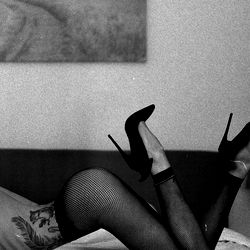 Saga XuX in Alluring Tightrope Pose