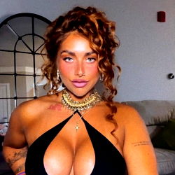 Porter, the vibrant model with a captivating smile!