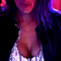 Verla Contigo: A Model's Nighttime Adventure