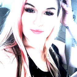 OnlyFans Model with Pink Hair and Tattoos