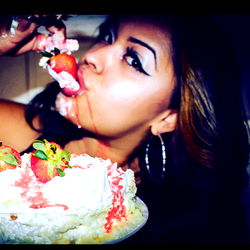 OnlyFans Model Leenda Vidal: A Sensational Celebration with Cake and Strawberries!