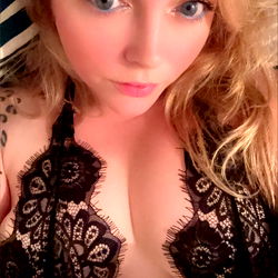 Aimée - Finger lickin’ good 👅