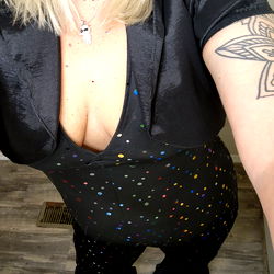 Onlyfans Model Thikkmom Showcasing Her Outfit