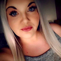 Aesthetic Selfie of OnlyFans Model Manda-j with Blonde Hair and Makeup