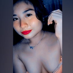 Dulce, the Cancun-based OnlyFans model posing in a casual outfit.