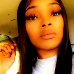 Sweet Dreams or a Beautiful Nightmare: A Model's Journey in the Social Media Sphere