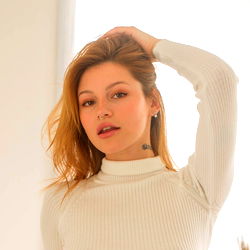 Onlyfans Model 🦊 Alicia 🦊 in Candid Moment with 1 Arm Raised