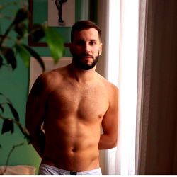 Alxhunkbr: A Sรฃo Paulo Model Showcasing Fitness and Style