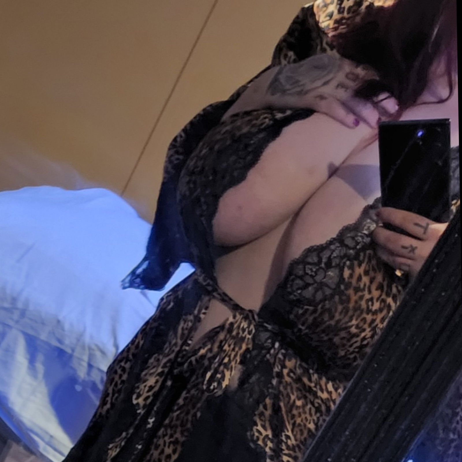 ℬustiest queen around 🖤 photo