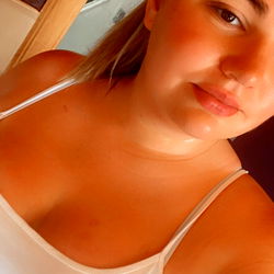 Ashley's Selfie in Neutral Tones