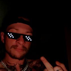 The boytoy's Instagram-worthy pose at a concert