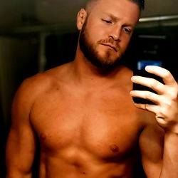 OnlyFans Model Tate: Showcasing Physique in Mirror Selfie
