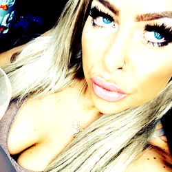 Fashionable UK OnlyFans Model Ava Grace