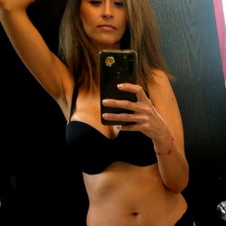 Amanda Bishop Free, Model Photo Showcases Confidence in Lingerie