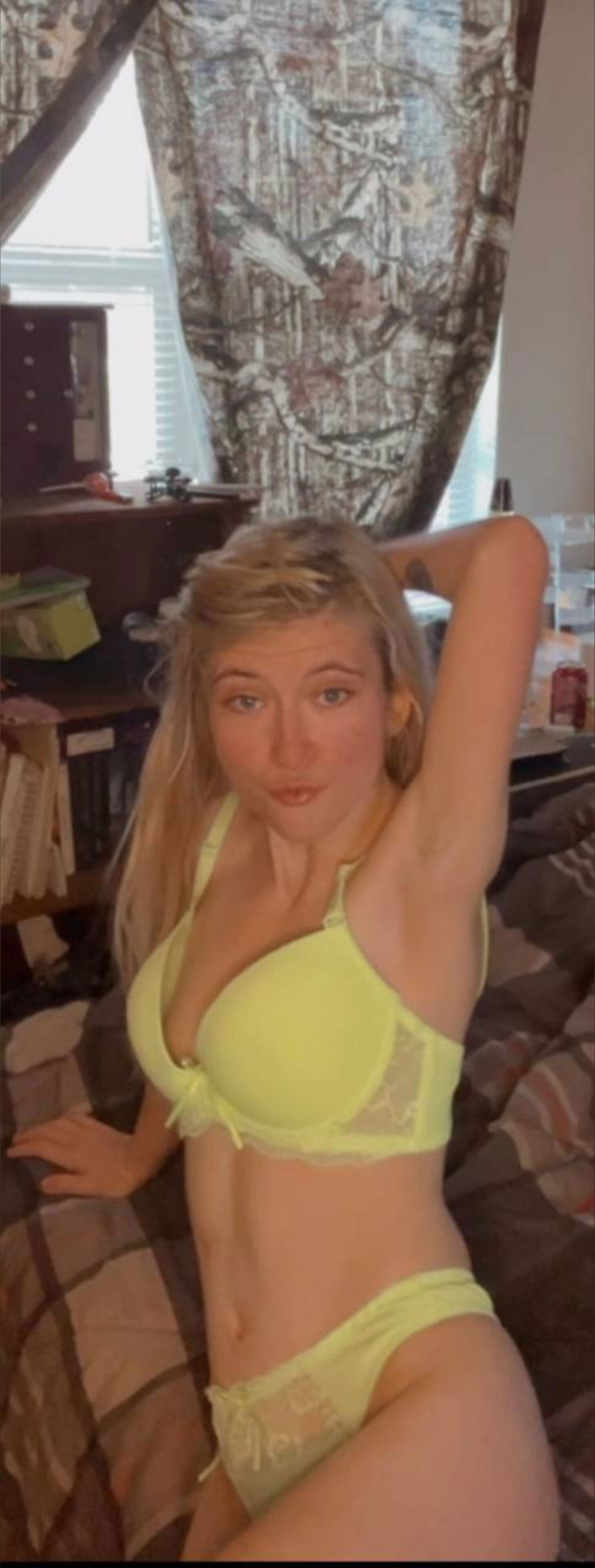 Blonde  B 🥵 photo