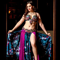 Stunning Asala Raqs in a Vibrant Traditional Dance Costume