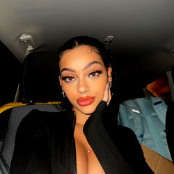 Sexy Outta This World Model Aaliyah Carmen 🏠