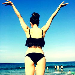 Aloha, it's a perfect beach day! 🏄‍♀️✨