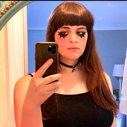 Onlyfans Model Soni Tranitron Showcases Dark, Dramatic Eye Makeup