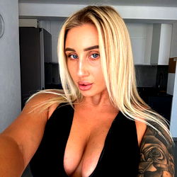 Molly Bell 🧸 photo