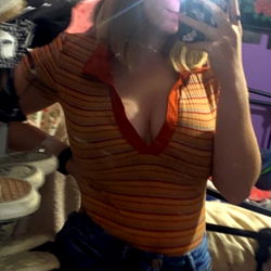 OnlyFans Queen_extra shares her vibrant summer outfit