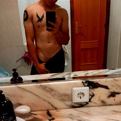 OnlyFans Model Alexis Guzman Showcases Gym Routine