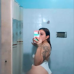 Agnes Jons in a bathroom mirror 💦✨