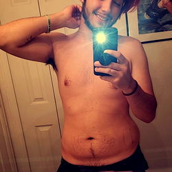 Cheeky Spreader Showcases Abs