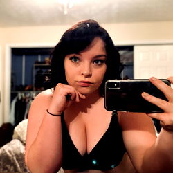 OnlyFans Model Annie Leigh in Bedroom Selfie