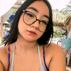 Model Photograph with a Tropical Background, showcasing OnlyFans Model Lulu💗 from Colombia