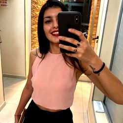 Fitness Model Fitness Luz, Captivating the Camera with Confidence