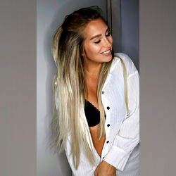 Model Showcasing Blonde Hair and Casual Style