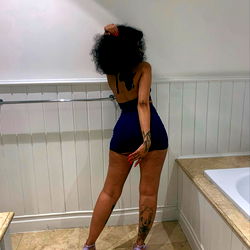 Model Arriecakes in Johannesburg Bathroom