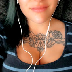 Alee, OnlyFans Model Posing for Profile Picture