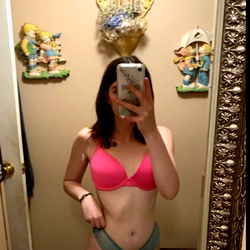 OnlyFans Model Serenity Showcasing a Fashionable Bikini and Mirror Selfie