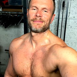 Mark from OnlyFans, flexing in a gym