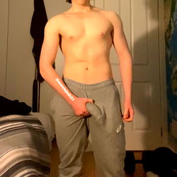 Aussiejosh21's Shirtless Gym Selfie