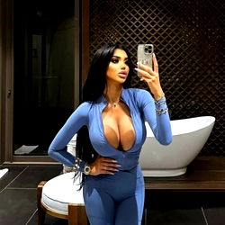 Chloe Khan 💅 photo