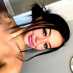 Smiling Aloni in a Bold Ponytail ✨