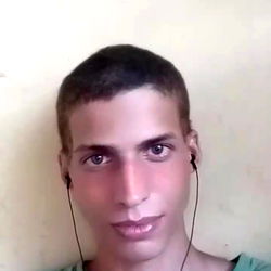 Antonio, a young man from Venezuela, captured in a selfie with headphones on.