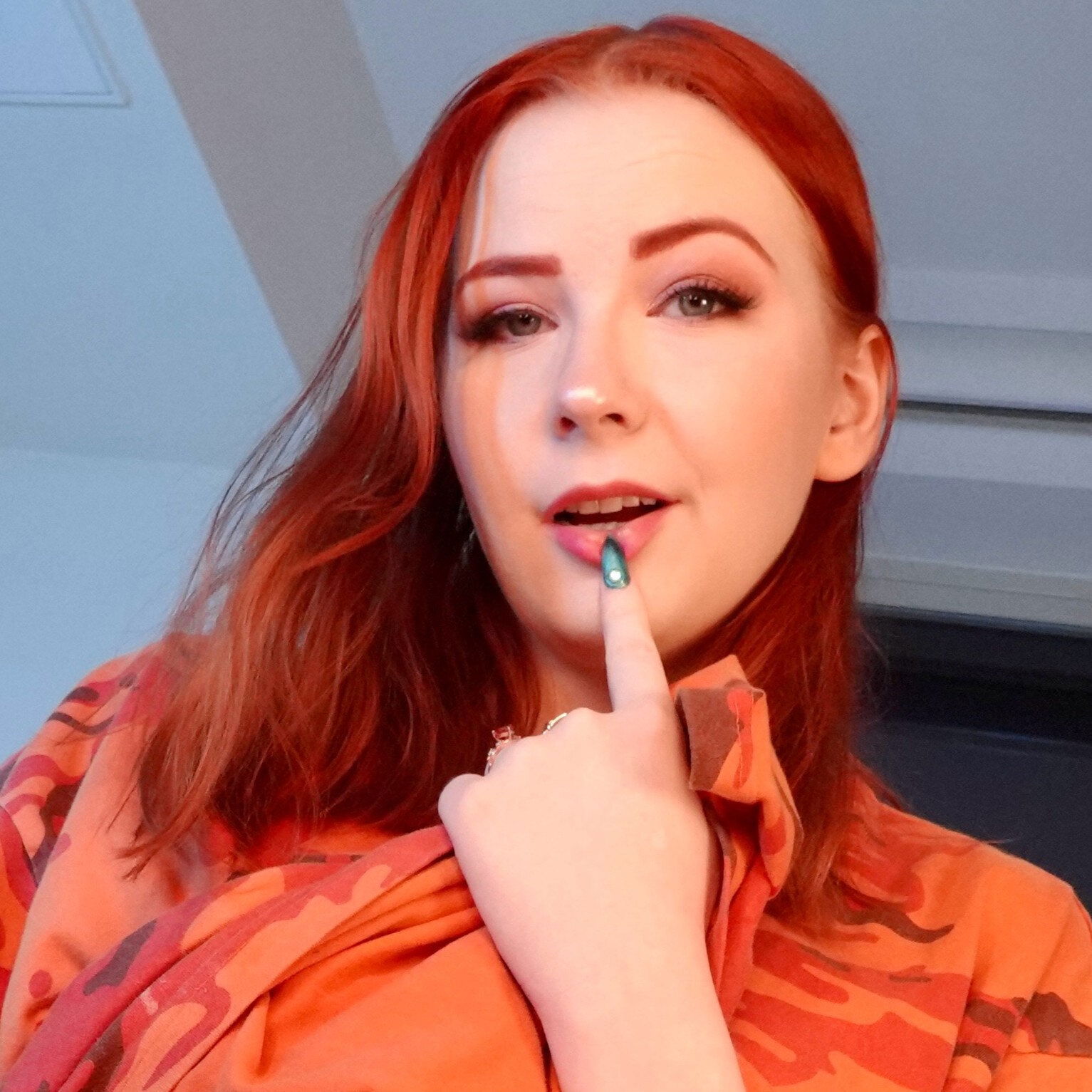 Lanie Luxx 👽 dirty talk extraordinaire ✨ photo